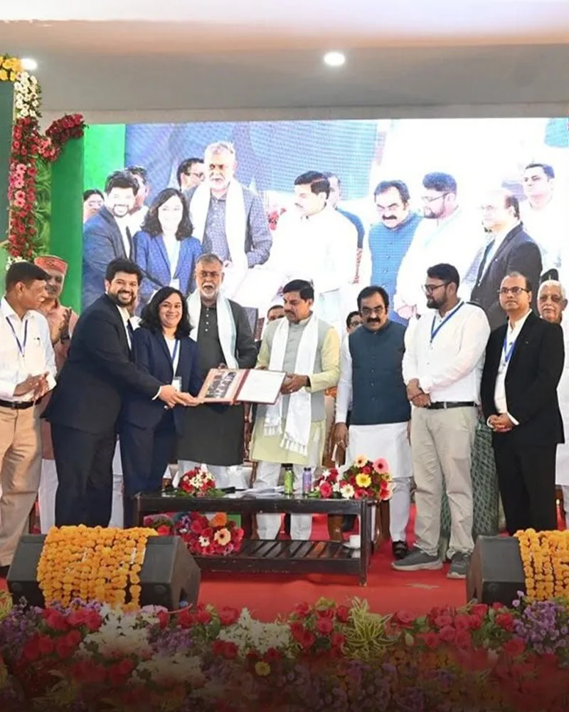 Utopian founders Abhishek Sarwate and Shweta Tare Sarwate recieving Krishi Manthan 2026 award by Madhya Pradesh CM